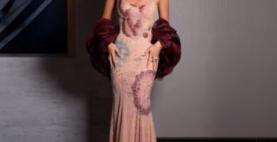 الفستان العنابي بالوردي مع الكيب اللي على شكل وردة